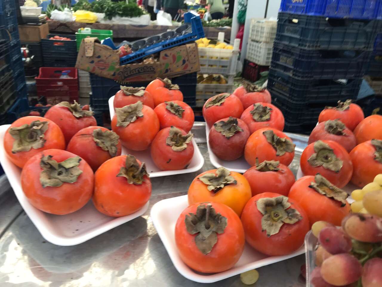 Trabzon’dan 150, Denizli’den 100 Lira: Cennet Hurması Menteşe Pazarını Renklendirdi 4